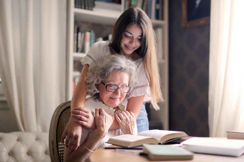 Blog: Cómo preparar emocionalmente a un adulto mayor para el cambio de residencia