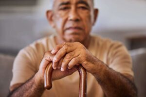 Retrato de un adulto mayor con expresión triste y pensativa