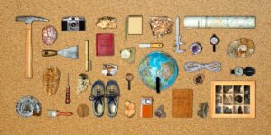 Herramientas y materiales de geología colocados alrededor de un globo terráqueo