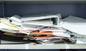 Documentos y archivos acumulados en un área de trabajo