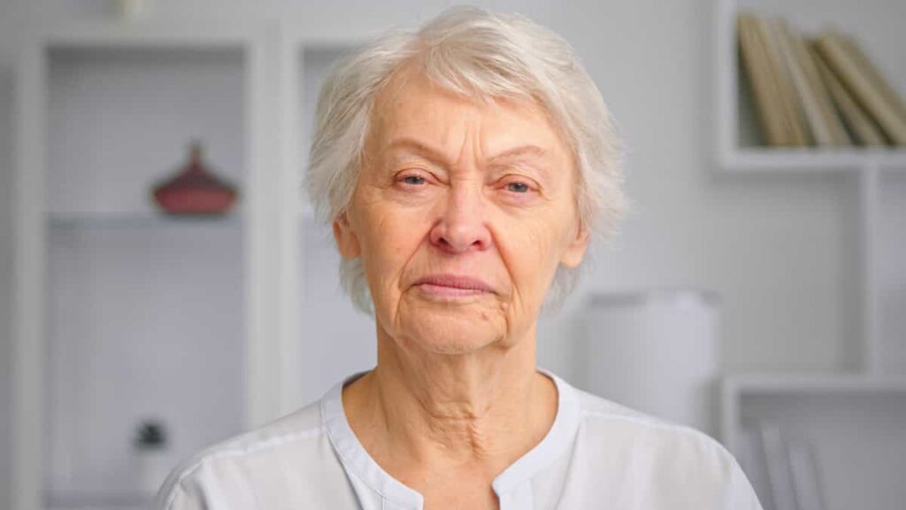 Retrato de una mujer adulta mayor mirando a la cámara