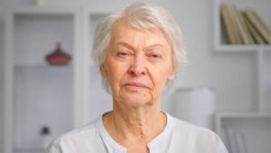 Retrato de una mujer adulta mayor mirando a la cámara