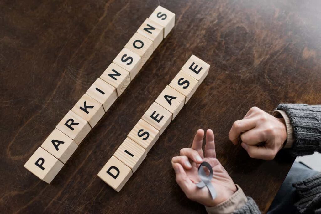 Letras formando las palabras enfermedad de Parkinson sobre una mesa
