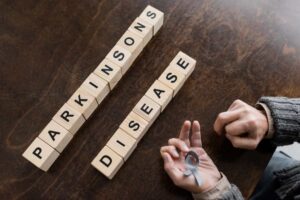 Letras formando las palabras enfermedad de Parkinson sobre una mesa