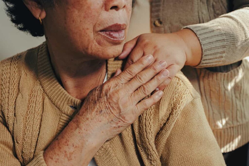 Persona ofreciendo apoyo y consuelo a una mujer adulta mayor