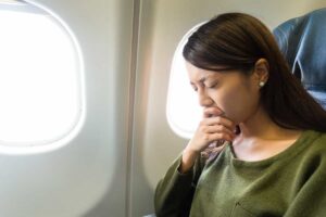 Mujer sintiéndose indispuesta durante un viaje