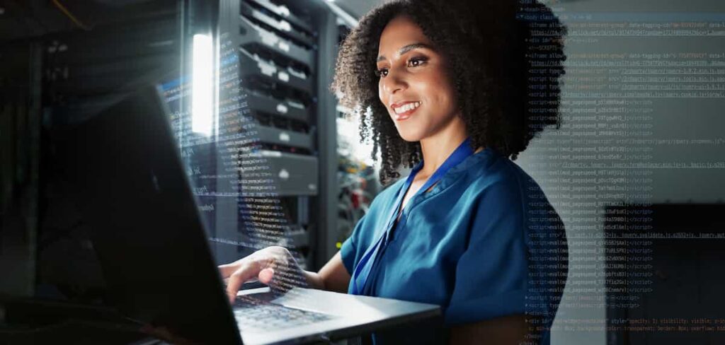 Mujer utilizando una computadora portátil en un entorno tecnológico