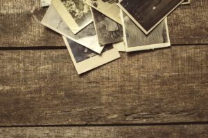 Fotografías familiares antiguas colocadas sobre una mesa
