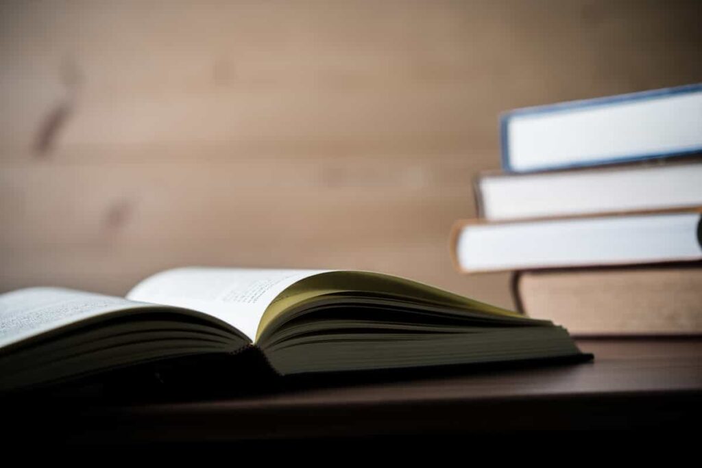 Libros apilados sobre una mesa de madera