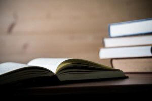 Libros apilados sobre una mesa de madera