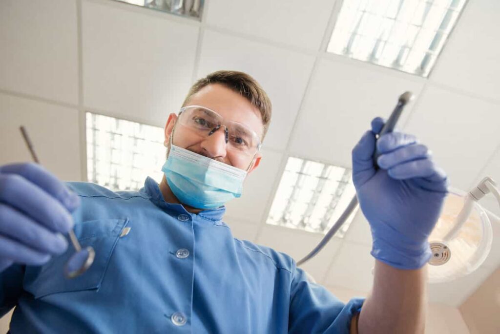 Profesional de la salud con mascarilla atendiendo a un paciente