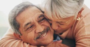 Pareja de adultos mayores compartiendo un momento de cariño