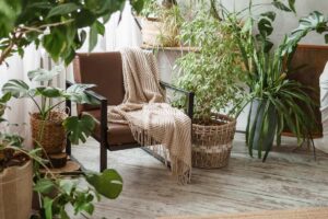 Sillón cómodo con manta en una sala iluminada