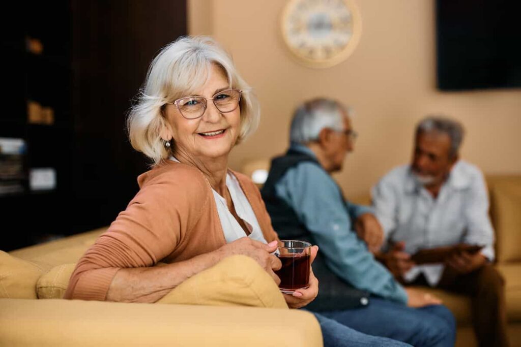 Mujer adulta mayor sonriendo durante una actividad social