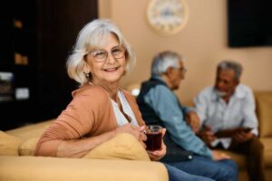 Mujer adulta mayor sonriendo durante una actividad social
