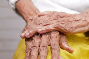 Primer plano de las manos de una persona adulta mayor