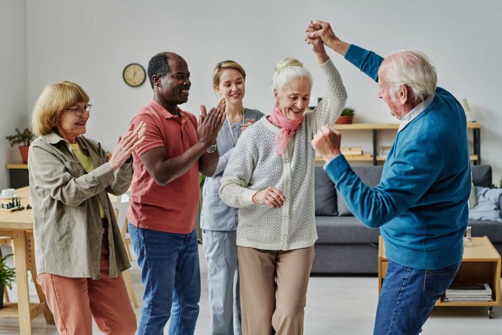 Grupo de adultos mayores bailando y disfrutando juntos
