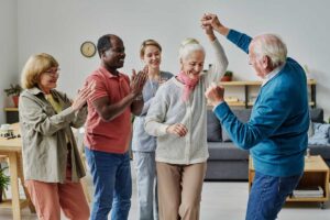 Grupo de adultos mayores bailando y disfrutando juntos