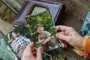 Persona sosteniendo una fotografía familiar antigua
