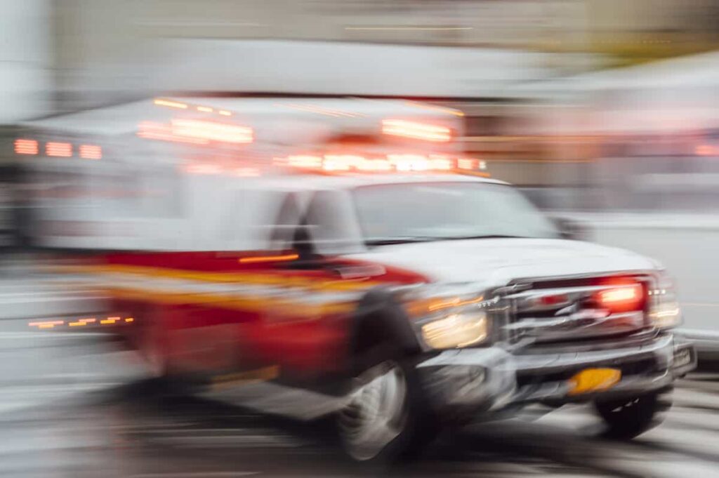 Ambulancia en movimiento durante una emergencia médica