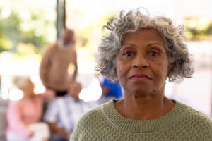 Retrato de una mujer adulta mayor con expresión seria