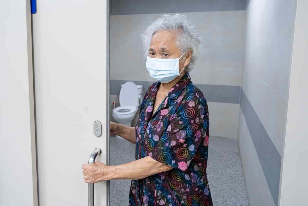 Mujer adulta mayor utilizando una mascarilla protectora