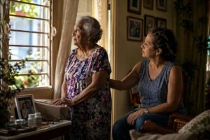 Madre adulta mayor conversando con su hija en el hogar
